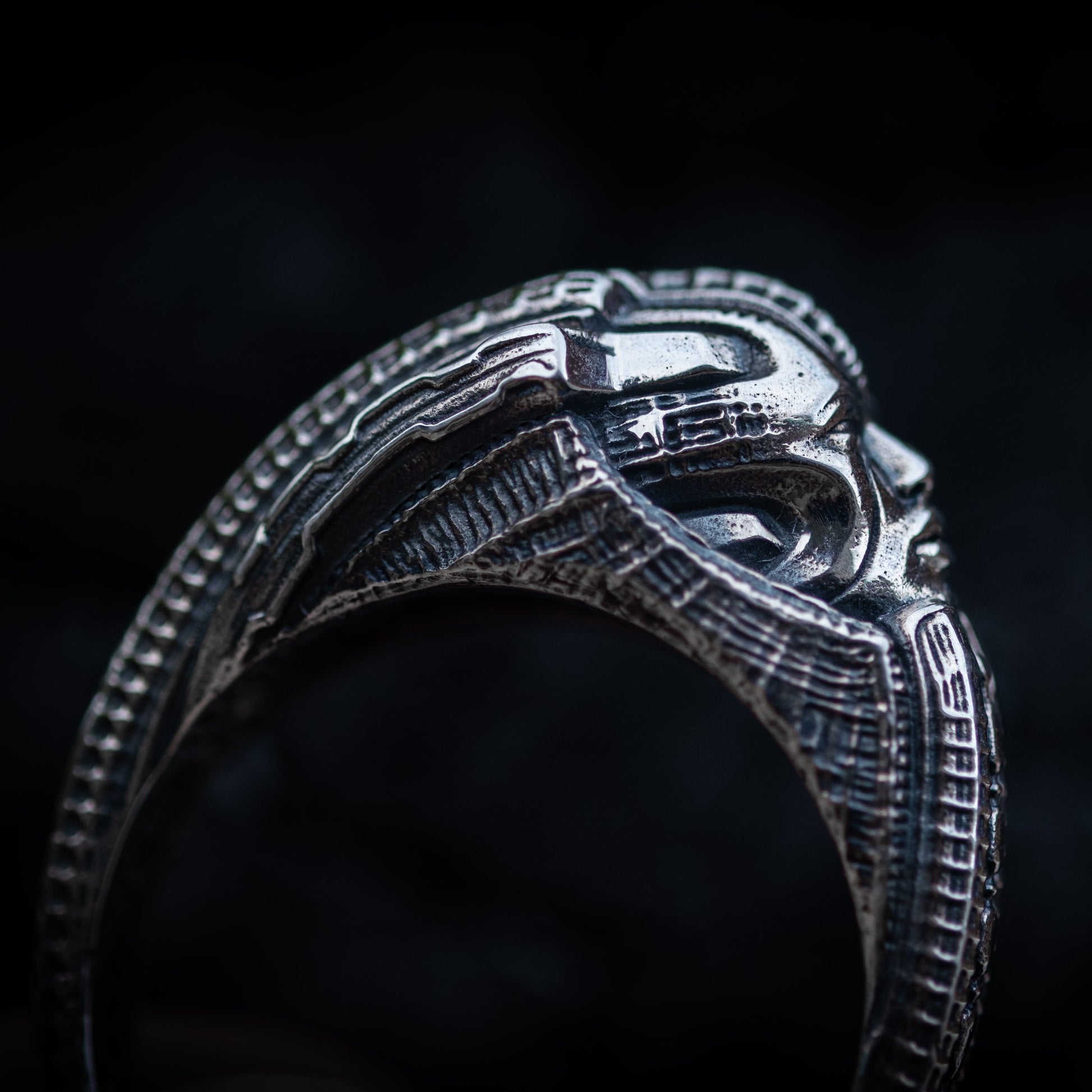 Alien Symbiote Ring - Empire of the Gods