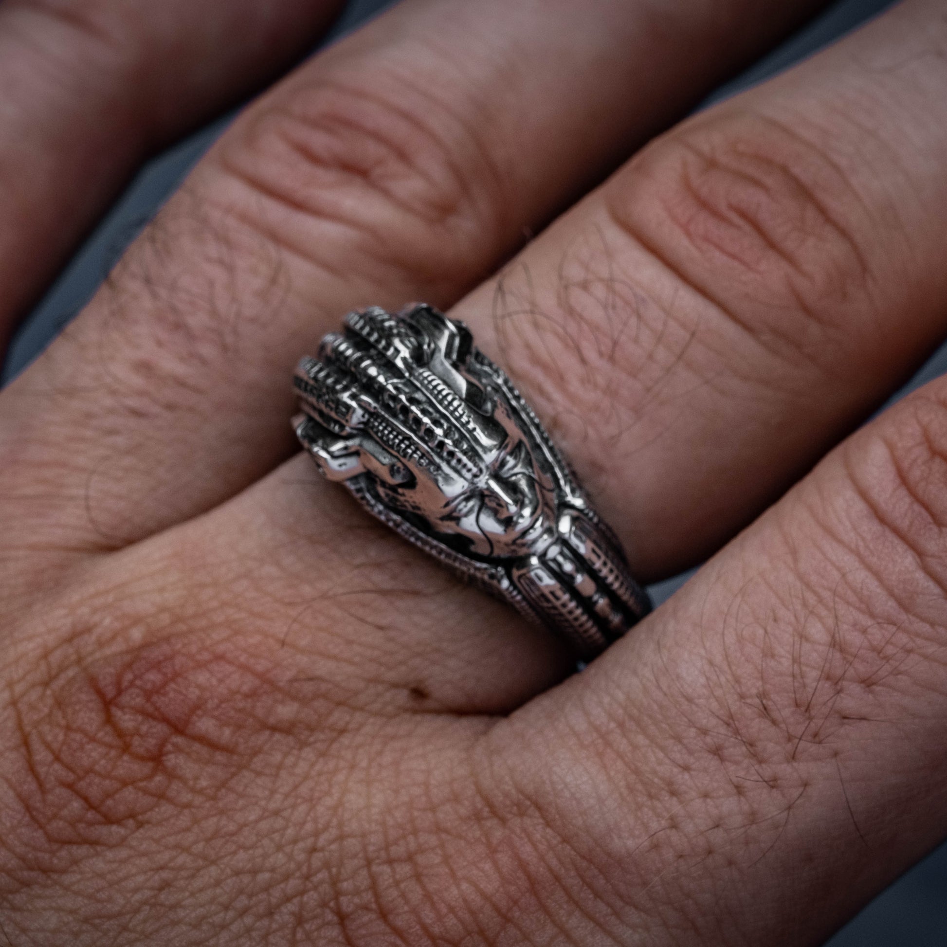 Alien Symbiote Ring - Empire of the Gods